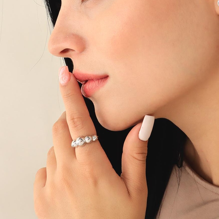 Anillo ajustable de banda con esferas en baño de rodio plateado | Feral