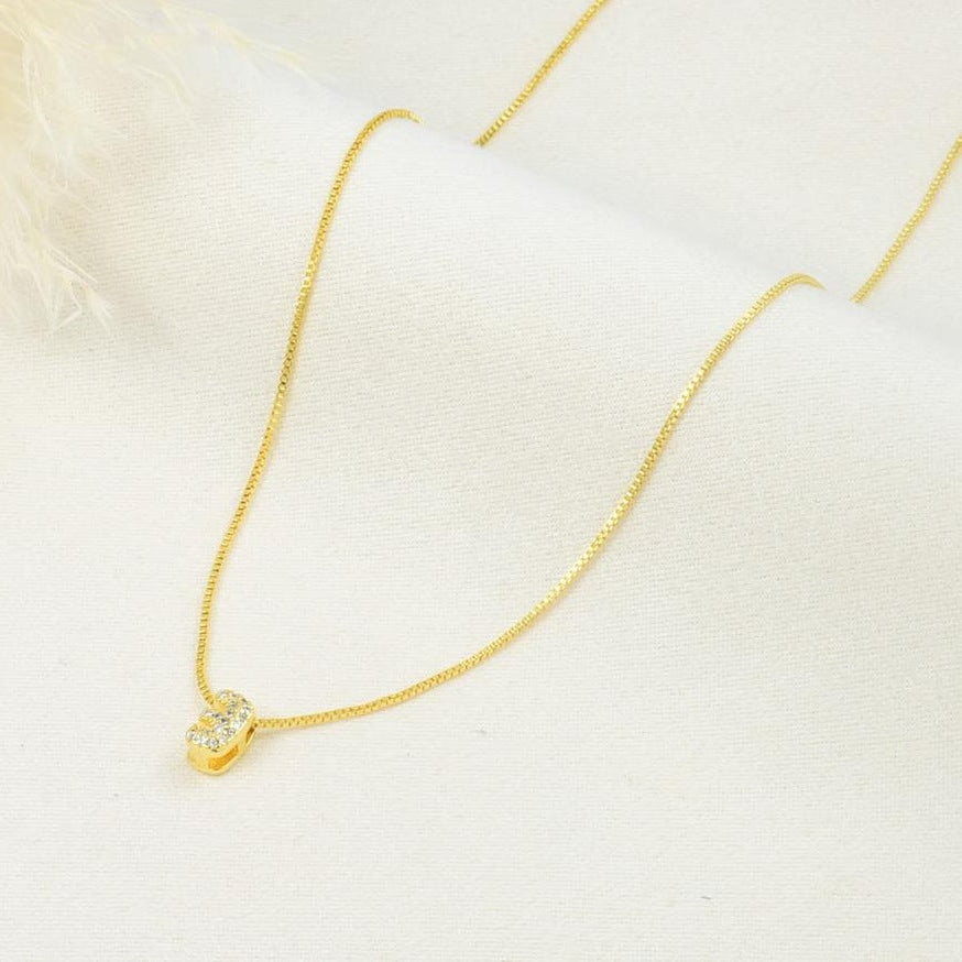 Cadena fina con dije en baño de rodio dorado | Feral