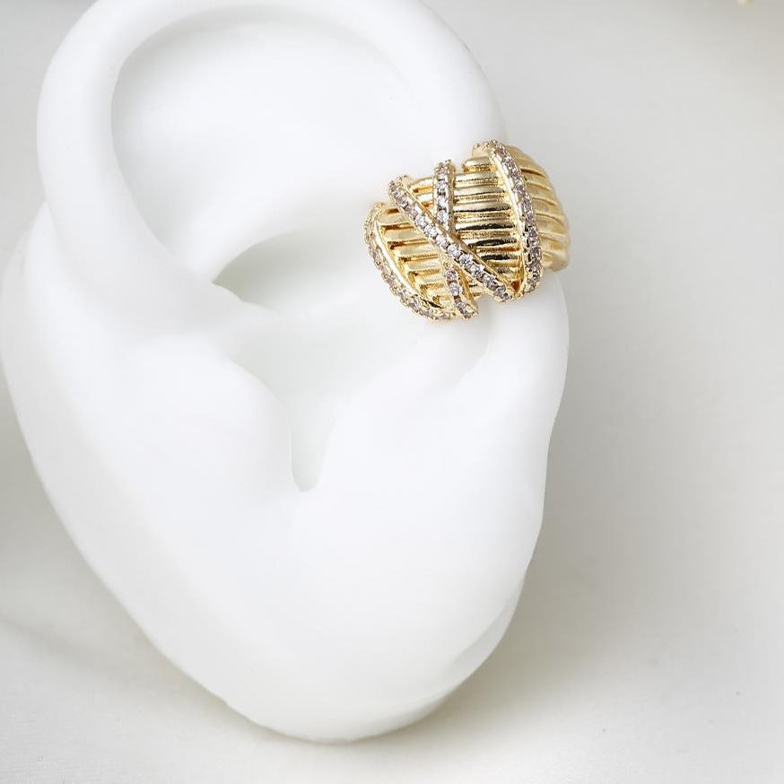 Earcuff doble en baño de rodio dorado sobre oreja | Feral