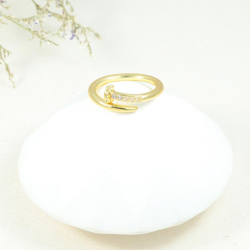 Anillo ajustable de banda cruzada con circonitas en baño de rodio dorado | Feral