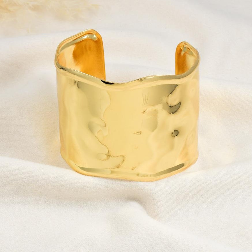 Brazalete ancho martillado en baño de rodio dorado | Feral