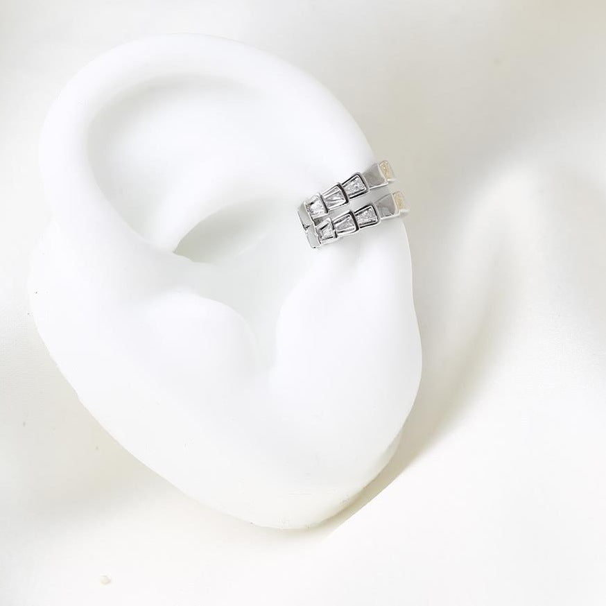 Earcuff de doble línea con circonitas en baño de rodio plateado | Feral